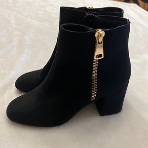 Women’s side zipper boots